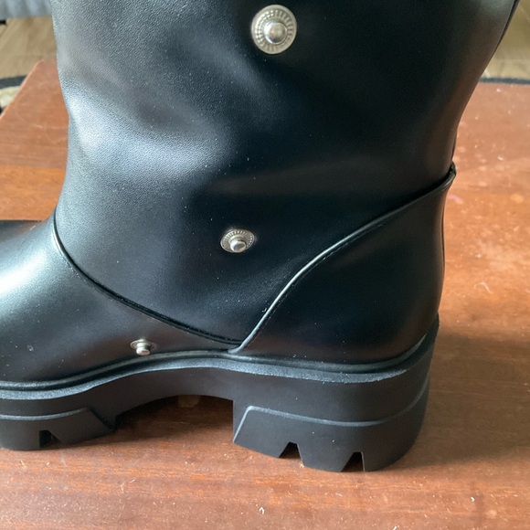 Amazon Essentials Black slouching boots. Metallic Accents - Picture 5 of 14